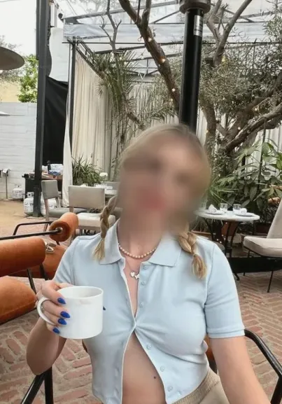 Claudia, 27