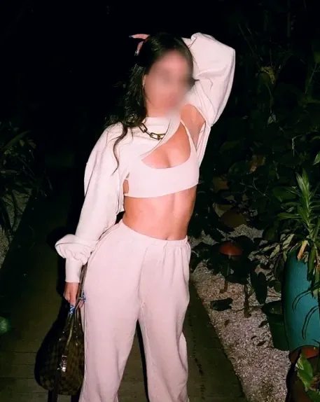 Larissa, 19