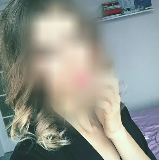 Mia, 32
