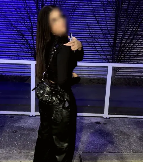 Nina, 19