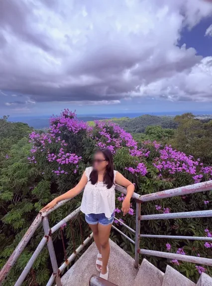 Pauline, 32