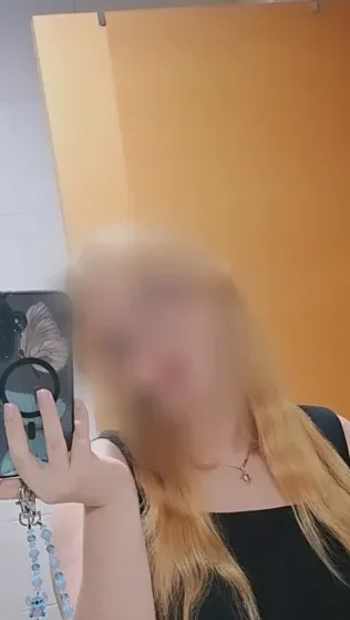Viktoria, 26